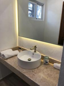 AtotonilcoLila Hotel的浴室设有白色水槽和镜子