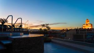 第比利斯Hotel Banovani的从建筑屋顶可欣赏到日落美景