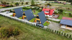 克尔茨什瓦拉乡Liniștea Muntilor的享有红色屋顶房屋的空中景致