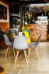 麦德林Panela Coffee Hostel的一间商店房间里一张桌子和椅子