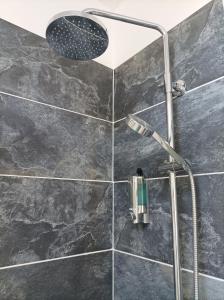 利物浦Victorian Renovation Room 6的浴室内配有淋浴和头顶淋浴