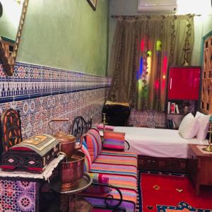 马拉喀什ALMARKAB Riad的一间卧室配有一张床和一张带炉灶的桌子