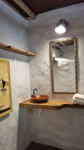伊尔哈德博伊巴Casa Namoa Pousada的浴室设有镜子和碗在柜台上