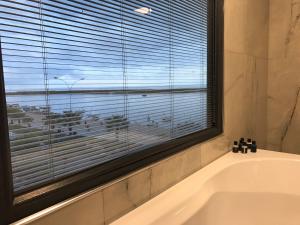 萨姆松çepnis hotel的带浴缸的浴室和窗户。