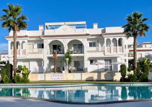 克萨达城Premium Ferienwohnung: Allegra - Alba - Residential的一座白色的大建筑,前面设有一个游泳池