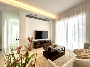 克萨达城Premium Ferienwohnung: Allegra - Alba - Residential的带沙发和平面电视的客厅