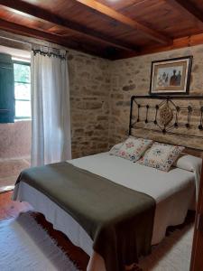 锡列达Casas de Maragouzos的一间卧室设有一张床和一个窗口