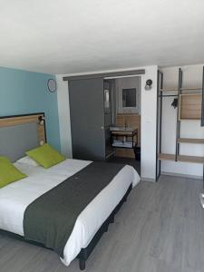 索米尔索米尔钟楼酒店的一间带大床的卧室和一间浴室