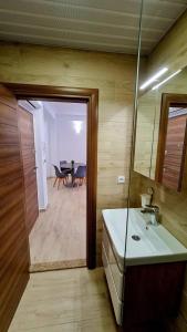 奥赫里德Vila Ivica Kjoshe的一间带水槽的浴室和一间带桌子的用餐室