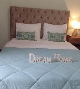 拉里萨DREAM HOME的一张有标着梦大的床