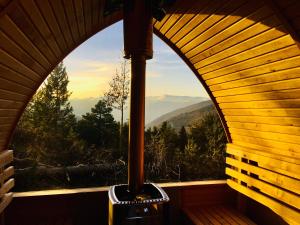 拉莫利纳Minds & Mountains Eco Lodge的小屋内拱形窗户,享有山景