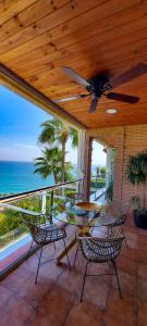 多列毛利诺斯Apartamento Playa Centro Vistas Mar的一个带桌椅的庭院和吊扇