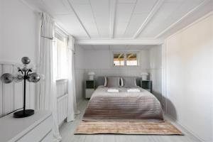 奥克什贝里亚Peaceful family home with indoor fireplace的白色的卧室设有床和窗户
