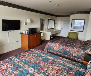 新奥尔良市Bayview Inn的酒店客房设有两张床和电视。