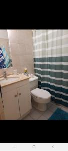 伊基克Alojamiento familiar, habitación o departamento的浴室配有卫生间、盥洗盆和淋浴。
