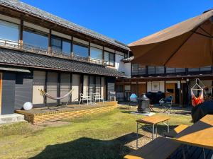 韮崎市HIKE的一座建筑的前面设有带吊床的庭院