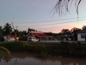 大港Chalet kolam renang D'sawah的前面有停车位的房子