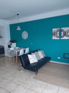 蒂格雷Hermoso departamento en complejo residencial的带沙发和蓝色墙壁的客厅