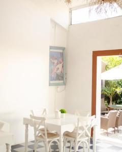 库埃纳瓦卡Vf Hotel的白色的用餐室配有白色的桌椅