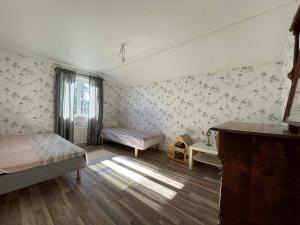 BruzaholmHoliday home BRUZAHOLM III的一间卧室设有两张床、一张桌子和一个窗口。
