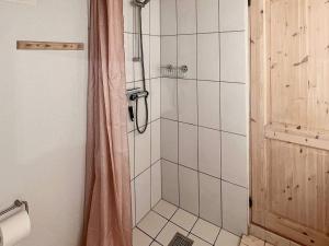 内克瑟Holiday home Nexø XLI的浴室里设有玻璃门淋浴