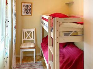 尤城Holiday home HJO III的一间卧室配有两张双层床和椅子