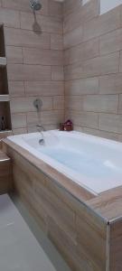 廷戈玛丽亚Casa de campo en contacto con la naturaleza.的浴室设有木制墙壁和大浴缸。