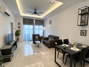 瓜埠Ins Apartment Langkawi Simfoni Beliza KUAH的客厅配有沙发和桌子