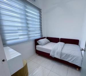 瓜埠Ins Apartment Langkawi Simfoni Beliza KUAH的窗户客房内的小床