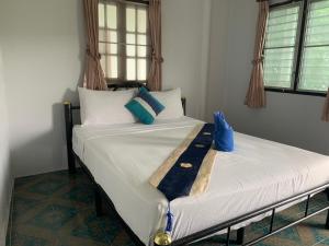 涛岛龟岛JP度假酒店的一间卧室配有两张单人床。