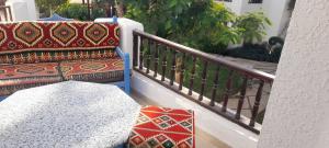 沙姆沙伊赫Delta Sharm appartment Shahrazad的阳台配有沙发和桌子。