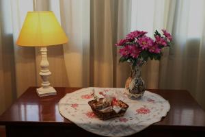 卡塔尼亚维特利亚阿尔玛鲁住宿加早餐旅馆的一张桌子,上面有台灯和花瓶