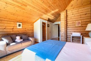卡拉维塔Luxury Chalet Vila on Mountain Top with great view的一间卧室配有一张大床和一张沙发