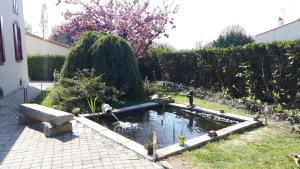 穆耶龙·勒卡普蒂夫Le Clos Sainte Lea的花园内有一个鸭子池塘
