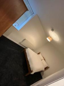布里斯托2 bedroom flat in kingswood的浴室设有两条挂在墙上的毛巾
