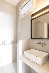 TagouYalos mykonos 3 bedroom Luxury home in Mykonos Town with Sea & Sunset view的白色的浴室设有水槽和镜子