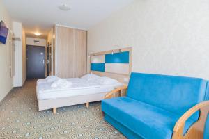尤斯托尼莫斯基Imperiall Resort & MediSpa的酒店客房,配有床和沙发