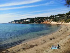 滨海萨纳里L'Ecrin d'Azur的一片沙滩上的人躺在沙滩上,水里