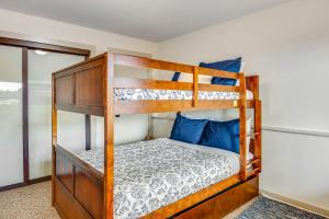 ClintonSunlight Vista的房屋内设有一间带两张双层床的卧室