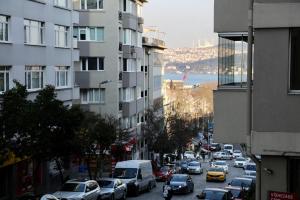 伊斯坦布尔Great location in Besiktas/Akaretler的一条充满汽车和建筑的繁忙的城市街道