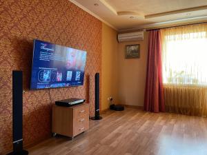 鲍里斯皮尔Boryspil Airport Luxury apartment的客厅的墙上配有平面电视。