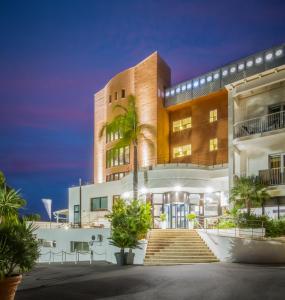 切法卢卡鲁拉酒店的前面有棕榈树的建筑