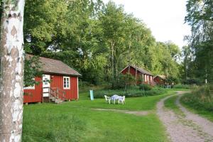 Bjällum霍尔波阿琼斯度假屋的院子里带游乐场的红色谷仓