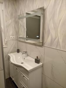 莱茵豪森EBS Paradies的白色的浴室设有水槽和镜子
