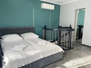 米兹多洛杰Marea by Baltic Home的一间卧室配有带毛巾的床
