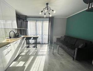 米兹多洛杰Marea by Baltic Home的客厅配有沙发和桌子