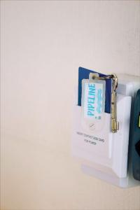 弗洛里亚诺波利斯Sea Wolf Surf Hostel的钥匙链,带卡片在冰箱上