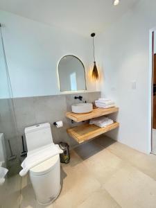 San IsidroTrogon's Perch的浴室配有白色卫生间和盥洗盆。
