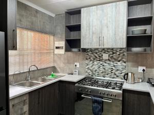 布隆方丹UStay Apartment - Westdene的厨房配有炉灶和水槽
