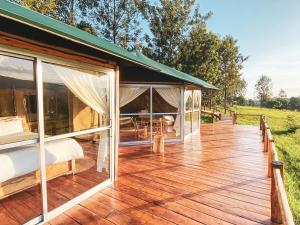 卡拉图Foresight Eco Lodge & Safari的房屋设有1个带床和窗户的甲板